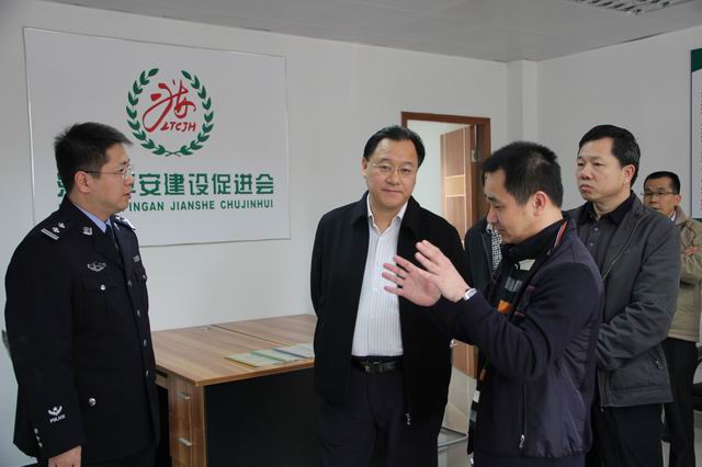 检查中,市民政局杜鹏局长,区廖少权副区长,区民政局项健局长查看了