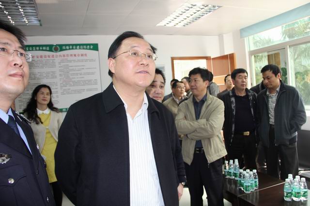检查中,市民政局杜鹏局长,区廖少权副区长,区民政局项健局长查看了