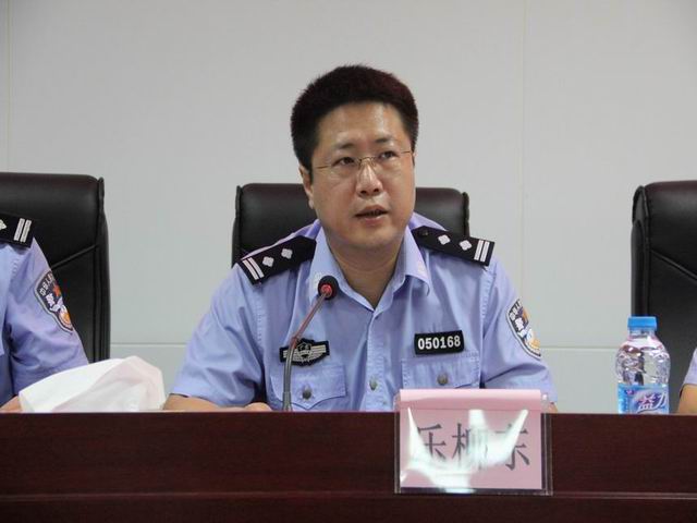 西乡街道综治办张国柱主任;          深圳市公安局流塘派出所冯勇